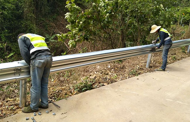 鸡西高速公路护栏的定期维护与保养