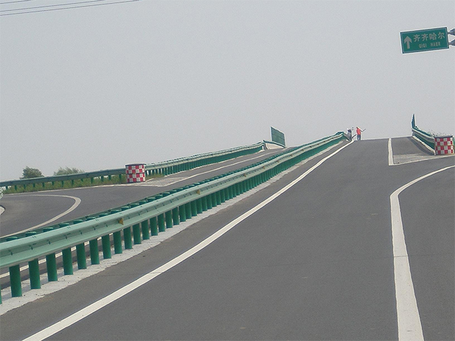 鸡西高速公路护栏的材质与规格